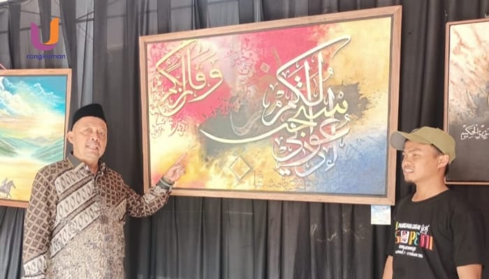 Ketua DPRD Sumenep Apresiasi Karya Seniman Lokal dengan Membeli Lukisan Kaligrafi