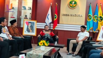 SIMBOLIS. Rektor UNIBA Madura, Rachmad Hidayat, saat berbincang dengan Tim Futsal Polres Sumenep, sebagai pemenang Futsal Exhibition dalam rangka Dies Natalies ke-6. (Dok. Redaksi Rangkuman)