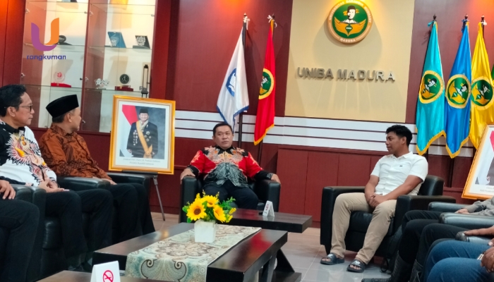 SIMBOLIS. Rektor UNIBA Madura, Rachmad Hidayat, saat berbincang dengan Tim Futsal Polres Sumenep, sebagai pemenang Futsal Exhibition dalam rangka Dies Natalies ke-6. (Dok. Redaksi Rangkuman)