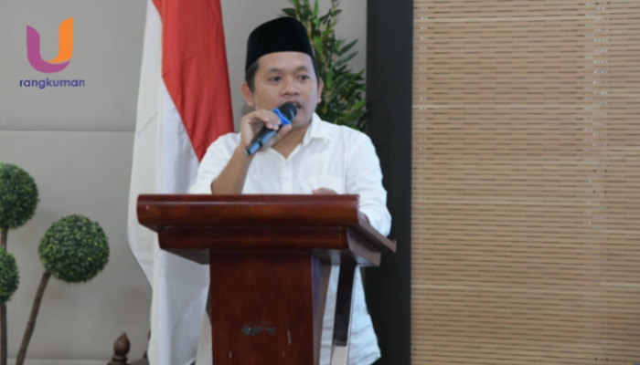 POTRET. Ketua PWRI Sumenep, Rusydiyono, saat memberikan sambutan di acara pelatihan jurnalistik beberapa waktu lalu. (Dok. Ury/Rangkuman.net) 