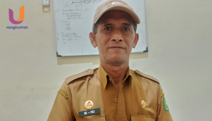 POTRET. Kepala UPT Pasar Sumenep, Ibnu Hajar saat diwawancarai di ruang kerjanya, Selasa 25/03/2025. (Dok. Ury/Rangkuman.net)