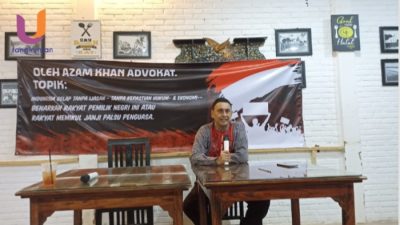 POTRET. Azam Khan dalam diskusi bertajuk "Indonesia Gelap Tanpa Ijazah: Tanpa Kepastian Hukum & Ekonomi" di Resto Ayam Brewok Sakera, Sumenep, bersama awak media. (Dok. Ury/Rangkuman.net)