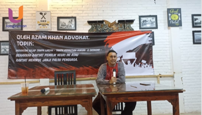 POTRET. Azam Khan dalam diskusi bertajuk "Indonesia Gelap Tanpa Ijazah: Tanpa Kepastian Hukum & Ekonomi" di Resto Ayam Brewok Sakera, Sumenep, bersama awak media. (Dok. Ury/Rangkuman.net)