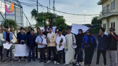 POTRET. Mahasiswa demo didepan kampus STKIP PGRI Sumenep, tuntut segera beri sanksi tegas pada dosen terduga asusila beberapa waktu lalu. (Dok. Ury/Rangkuman.net) 