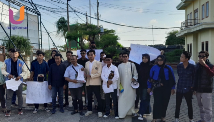 POTRET. Mahasiswa demo didepan kampus STKIP PGRI Sumenep, tuntut segera beri sanksi tegas pada dosen terduga asusila beberapa waktu lalu. (Dok. Ury/Rangkuman.net) 