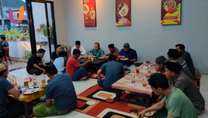 POTRET. Anggota JB9 saat Buka Puasa dan Tahlil Bersama di Resto Mie Lagi Legi, Sumenep. (Dok. Ury/Rangkuman.net)
