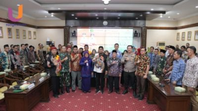 POTRET. Sesi foto bersama Musrenbang RKPD 2026 Kabupaten Sumenep yang dihadiri oleh jajaran Forkopimda, kepala OPD, dan tokoh masyarakat di ruang rapat Pemkab Sumenep. (Dok. Istimewa/Rangkuman.net)