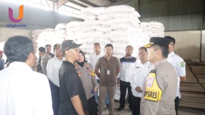POTRET. Kapolres Sumenep bersama jajaran dan pihak terkait melakukan pengecekan stok pupuk bersubsidi di gudang penyimpanan untuk memastikan distribusi berjalan lancar dan tepat sasaran. (Dok. Humas Polres Sumenep/Rangkuman.net) 