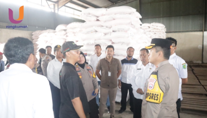 POTRET. Kapolres Sumenep bersama jajaran dan pihak terkait melakukan pengecekan stok pupuk bersubsidi di gudang penyimpanan untuk memastikan distribusi berjalan lancar dan tepat sasaran. (Dok. Humas Polres Sumenep/Rangkuman.net) 