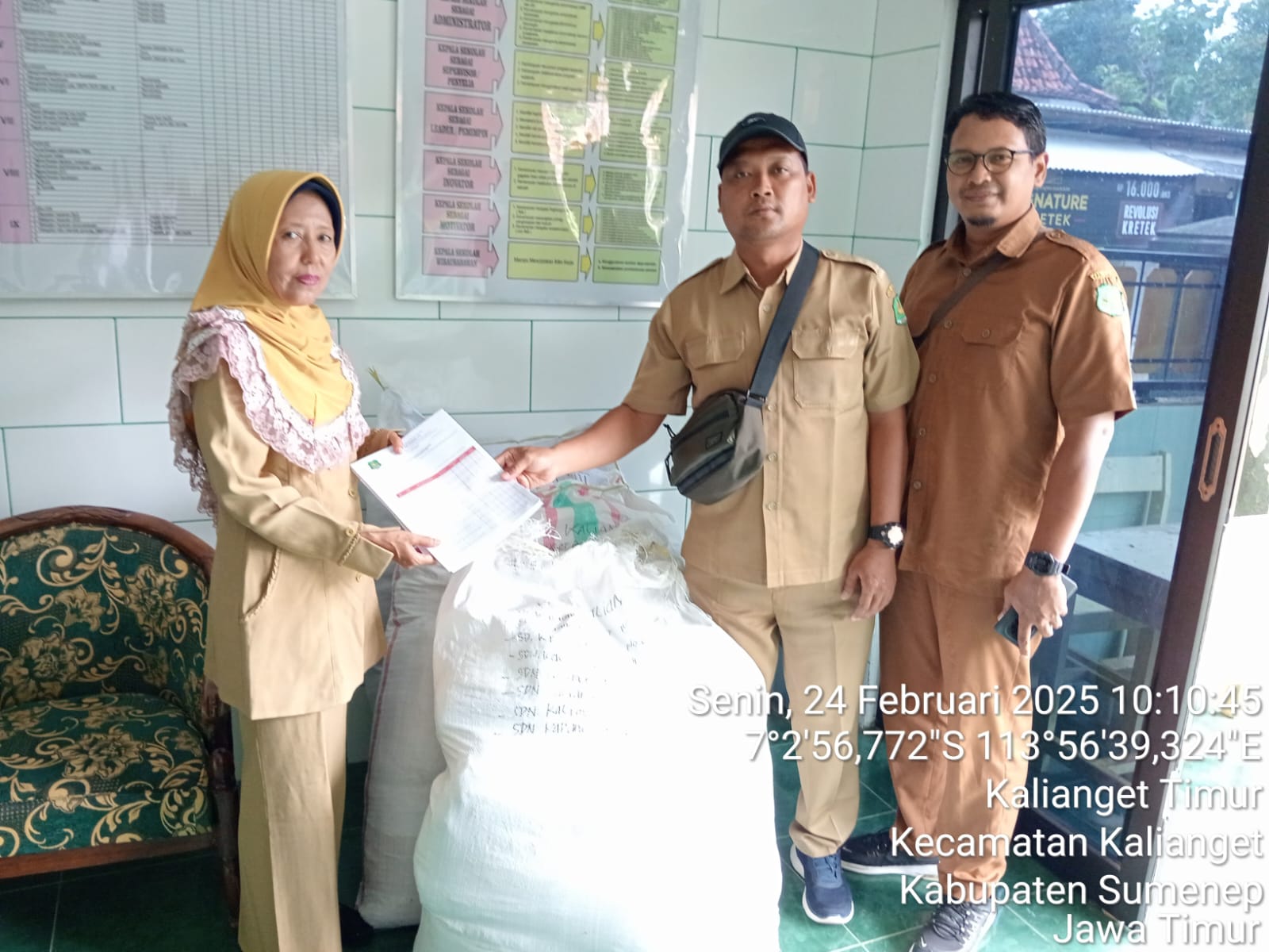 Disdik Sumenep Salurkan Ribuan Seragam Gratis untuk SD dan MI, Ringankan Beban Orang Tua