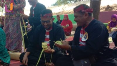 POTRET. Bupati Sumenep, Achmad Fauzi Wongsojudo bersama Peserta Festival Ketupat 2025 di Pantai Slopeng, Senin 07/04/2025. (Dok. Istimewa/Rangkuman.net) 