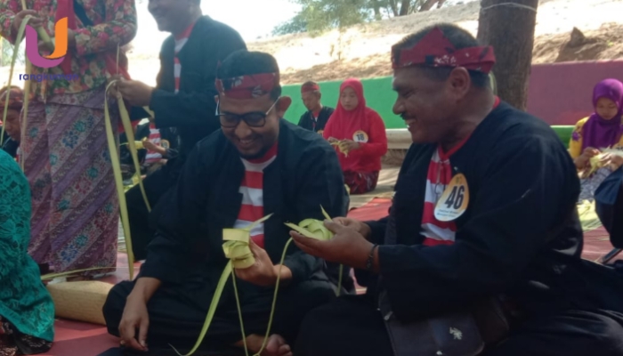POTRET. Bupati Sumenep, Achmad Fauzi Wongsojudo bersama Peserta Festival Ketupat 2025 di Pantai Slopeng, Senin 07/04/2025. (Dok. Istimewa/Rangkuman.net)