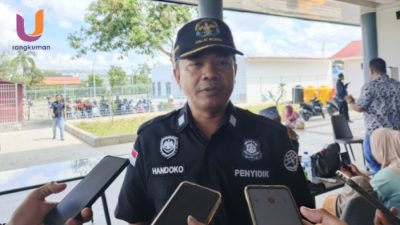 POTRET. Pengawas Satuan Pelayanan Terminal Arya Wiraraja Sumenep, Handoko Imam Hanafi, Saat diwawancarai oleh awak media, Selasa 08/04/2025. (Dok. Ury/Rangkuman.net) 