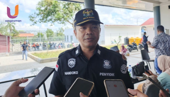 POTRET. Pengawas Satuan Pelayanan Terminal Arya Wiraraja Sumenep, Handoko Imam Hanafi, Saat diwawancarai oleh awak media, Selasa 08/04/2025. (Dok. Ury/Rangkuman.net) 