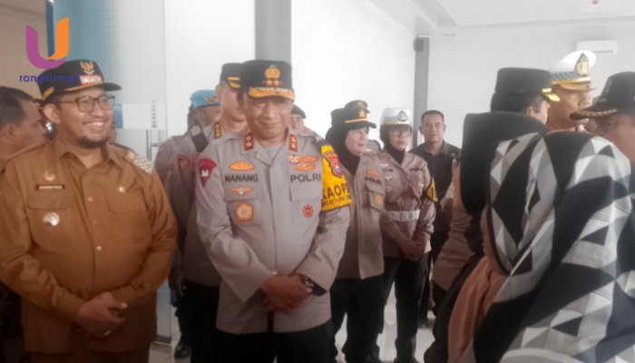 POTRET. Kapolda Jawa Timur, Irjen. Pol. Drs. Nanang Avianto, M.Si, didampingi Bupati Sumenep, Achmad Fauzi Wongsojudo, di terminal Arya Wiraraja Sumenep, Selasa 08/04/2025(Dok. Ury/Rangkuman.net).