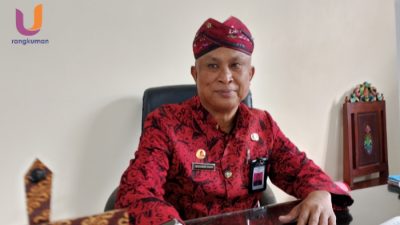 POTRET. Kadisbudporapar Sumenep, Moh. Iksan, saat diwawancarai oleh awak media. (Dok. Ury/Rangkuman.net) 