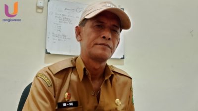 POTRET. Kepala UPT Pasar Sumenep, Ibnu Hajar, saat di wawancarai awak media di ruang kerjanya. (Dok. Ury/Rangkuman.net) 