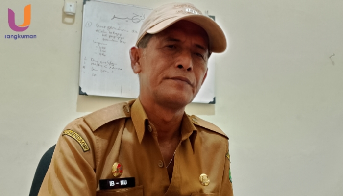 POTRET. Kepala UPT Pasar Sumenep, Ibnu Hajar, saat di wawancarai awak media di ruang kerjanya. (Dok. Ury/Rangkuman.net)