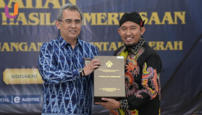 POTRET. Bupati Sumenep, Achmad Fauzi Wongsojudo, saat menerima penghargaan Opini WTP 2025 dari BPK RI, (Dok. Istimewa/Rangkuman.net)