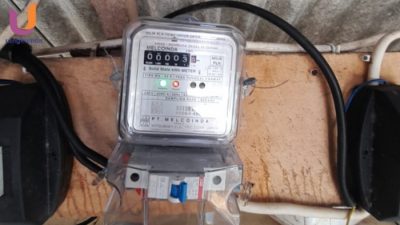 POTRET. KWH milik Jailani, yang diduga ditipu oleh oknum petugas PLN Sumenep (Dok. Ury/Rangkuman.net) 