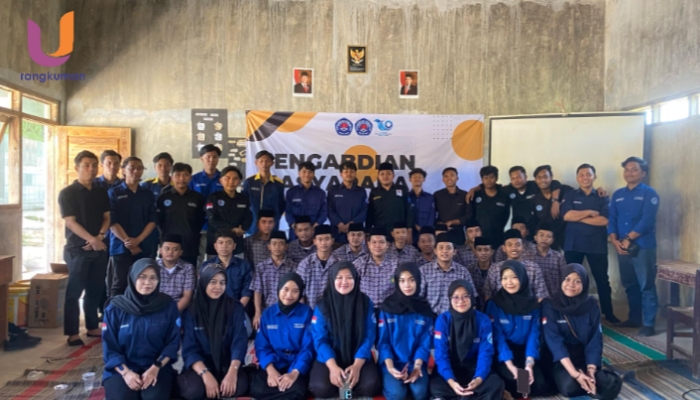 FOTO BERSAMA. BEM FT UNIJA Sumenep bersama jajaran siswa dan pengelola SMK Arfaiyah Saronggi, (Dok. Ury/Rangkuman.net)