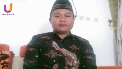 POTRET. Kepala SMK Ar Rifaiyah, Saronggi, Ali Makki saat berada di ruang kerjanya, (Dok. Istimewa/Rangkuman.net) 