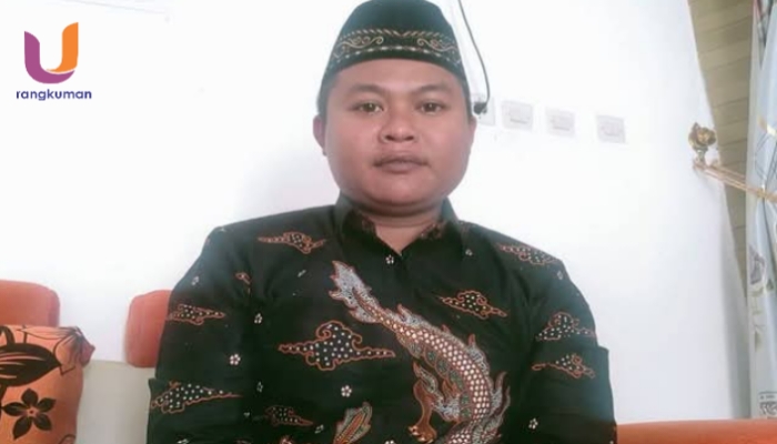 POTRET. Kepala SMK Ar Rifaiyah, Saronggi, Ali Makki saat berada di ruang kerjanya, (Dok. Istimewa/Rangkuman.net) 