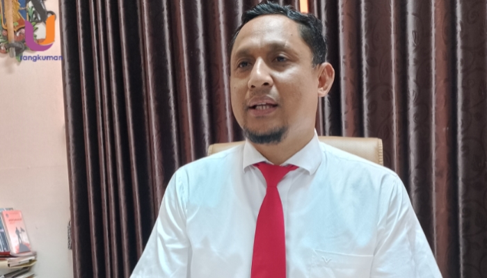 POTRET. Kepala Disdik Sumenep, Agus Dwi Syaputra, saat diwawancarai oleh awak media, (Dok. Ury/Rangkuman.net)