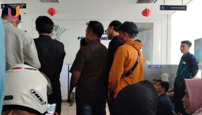POTRET. Antrian warga saat mengurus administrasi di pelayanan SIM Polres Sumenep, (Dok. Ury/Rangkuman.net) 