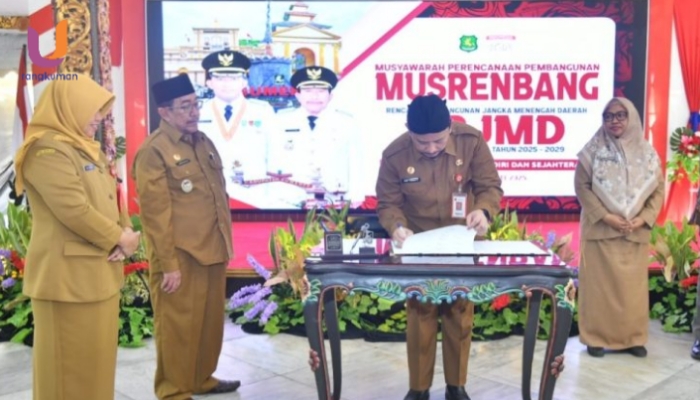 POTRET. Kepala BAPPEDA Sumenep saat menandatangani RPJMD 2025-2029, di Pendopo Sumenep, (Dok. Istimewa/Rangkuman.net)