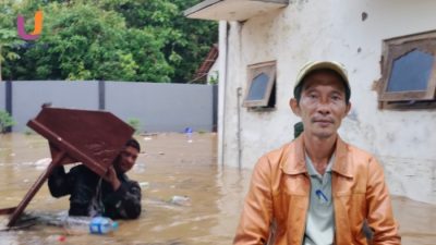 POTRET. Kepala Desa Kebunagung, Bustanul Affa, dan kondisi rumah warga yang tergenang banjir, (Dok. Ury/Rangkuman.net) 