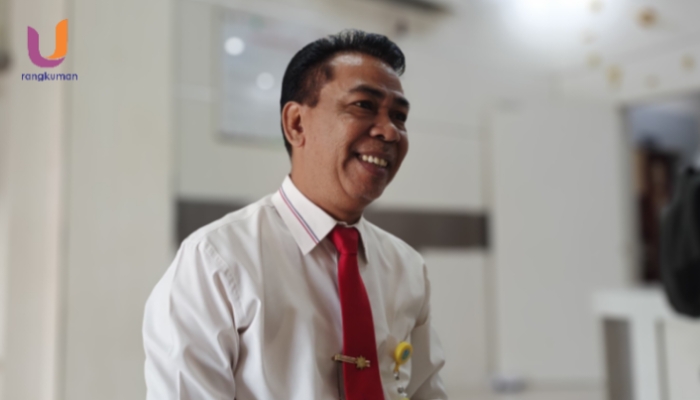 POTRET. Kepala DPMD Sumenep, Anwar Syahroni Yusuf, saat diwawancarai oleh awak media di kantornya. (Dok. Istimewa/Rangkuman.net)