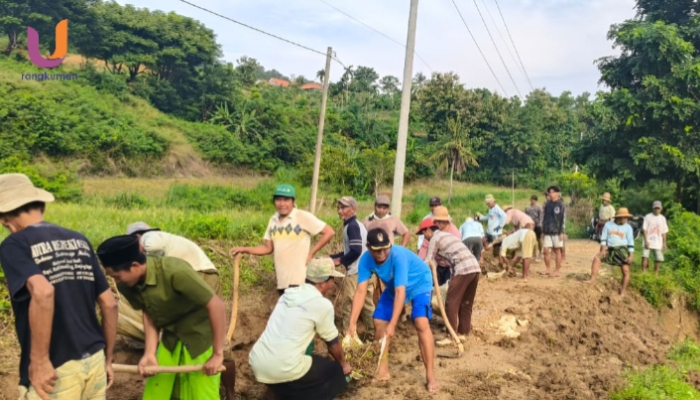 POTRET. Ratusan Warga Desa Basoka Gotong Royong evakuasi longsor di jalur PUD, (Dok. Istimewa/Rangkuman.net)