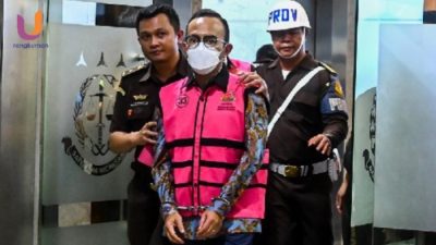POTRET. Direktur Utama PT Pertamina Patra Niaga Riva Siahaan, sebagai tersangka kasus dugaan korupsi dalam tata kelola minyak mentah dan produk kilang pada PT Pertamina Subholding dan KKKS tahun 2018-2023 di Kejaksaan Agung, (Dok. Istimewa/Rangkuman.net) 