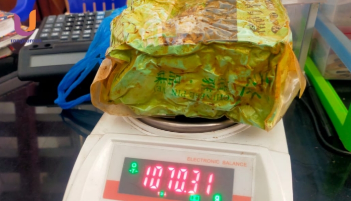 POTRET. Salah satu paket diduga narkotika jenis sabu dengan berat 1.070 gram saat ditimbang oleh petugas, (Dok. Istimewa/Rangkuman.net) 