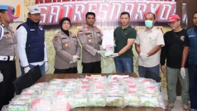 POTRET. Wakapolres Sumenep, Kompol Masyhur Ade, bersama jajaran dan perwakilan Ditresnarkoba Polda Jatim saat proses serah terima barang bukti sabu seberat 35 kilogram, (Dok. Humas Polres Sumenep/Rangkuman.net) 