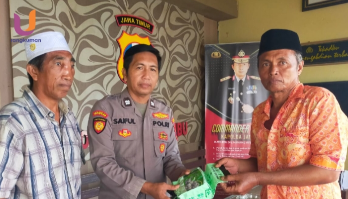 POTRET. Seorang nelayan Masalembu saat memberikan BB berupa Sabu-sabu kepada petugas setempat, (Dok.Istimewa/Rangkuman.net) 