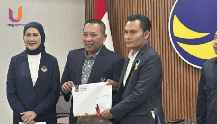 POTRET. Akis Jasuli saat menerima SK sebagai Ketua DPD Partai Nasdem Sumenep masa bakti 2025–2029 (Dok. Istimewa/Rangkuman.net)