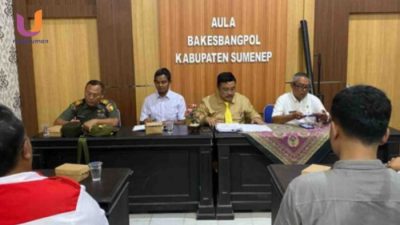 POTRET. Kepala Bakesbangpol Sumenep, Achmad Dzulkarnain, saat memberikan sambutan di depan ormas dan LSM, (Dok. Istimewa/Rangkuman.net) 