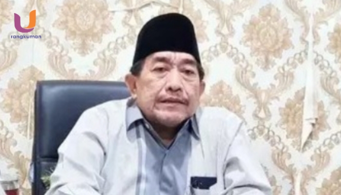 POTRET. Wabup Sumenep, KH. Imam Hasyim, saat diwawancarai oleh media di ruang kerjanya, (Dok. Istimewa/Rangkuman.net)