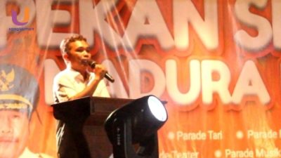 POTRET. Ketua STKIP PGRI Sumenep, Dr. Asmoni, M.Pd., saat memberikan sambutan di pembukaan Pekan Seni Madura ke-9, (Dok. Istimewa/Rangkuman.net) 