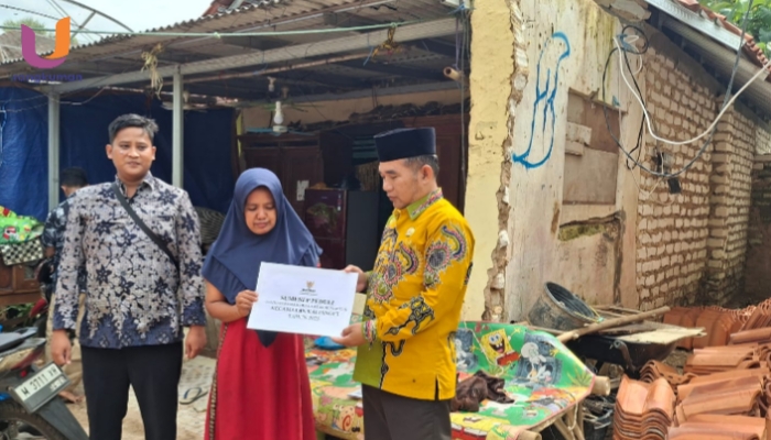 POTRET. Ketua Baznas Sumenep, Ahmad Rahman, secara langsung menyerahkan bantuan kepada korban di lokasi kejadian pada Jumat 20/06, (Dok. Istimewa/Rangkuman.net)