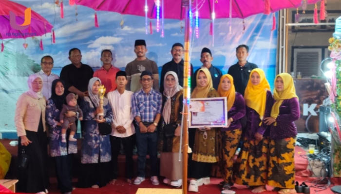 POTRET. Sesi Foto Bersama Perangkat Desa Badur Usai terima penghargaan sebagai stan terbaik 1 se Kecamatan Batu Putih di Festival Desa Wisata Sumenep 2025, (Dok. Ury/Rangkuman.net)