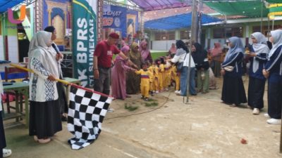 POTRET. Pelepasan peserta Jalan-Jalan Sehat yang digelar oleh Ikatan Keluarga Besar Alumni Darul Ulum (IKBAD),(Dok. Istimewa/Rangkuman.net) 