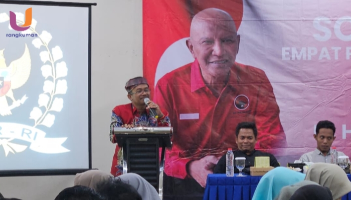 POTRET. Tenaga ahli MH. Said Abdullah, yakni Moh. Fauzi, M.Pd, Saat memberikan sambutan di depan mahasiswa, (Dok. Istimewa/Rangkuman.net)