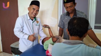 POTRET. Ketua Baznas Sumenep, Ahmad Rahman, melakukan pendampingan pada salah satu anak yang hendak di khitan, (Dok. Istimewa/Rangkuman.net) 