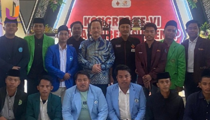 POTRET. Kepala Bappeda Sumenep, Arif Firmanto, saat foto bersama dengan BEM INKADHA (Dok. Istimewa/Rangkuman.net) 