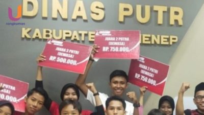 POTRET. Para juara Soekarno Fun Run 2025, saat menerima hadiah dari Dinas PUTR Sumenep, (Dok. Istimewa/Rangkuman.net) 