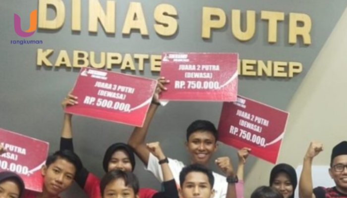POTRET. Para juara Soekarno Fun Run 2025, saat menerima hadiah dari Dinas PUTR Sumenep, (Dok. Istimewa/Rangkuman.net)
