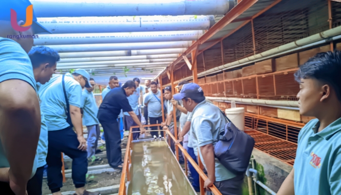 POTRET. Heri Sunarto Selaku pengelola Rohani Farm Sukoharjo saat memberikan materi kepada peserta Bumdes dan Kades di lahan Peternakan dan perikanan terpadu, (Dok. Istimewa/Rangkuman.net)